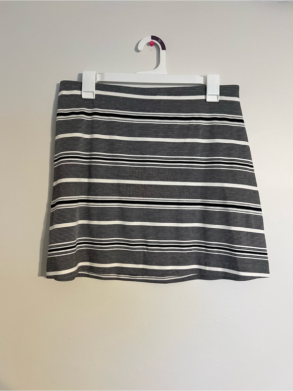 Express Women's Skirt Size Medium Grey Striped A-Line Mini Skirt Pull On